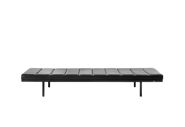 Vipp Daybed 461: Schwarze Liege mit gepolsterter Sitzfläche und filigranem Metallgestell für modernes Wohnen.